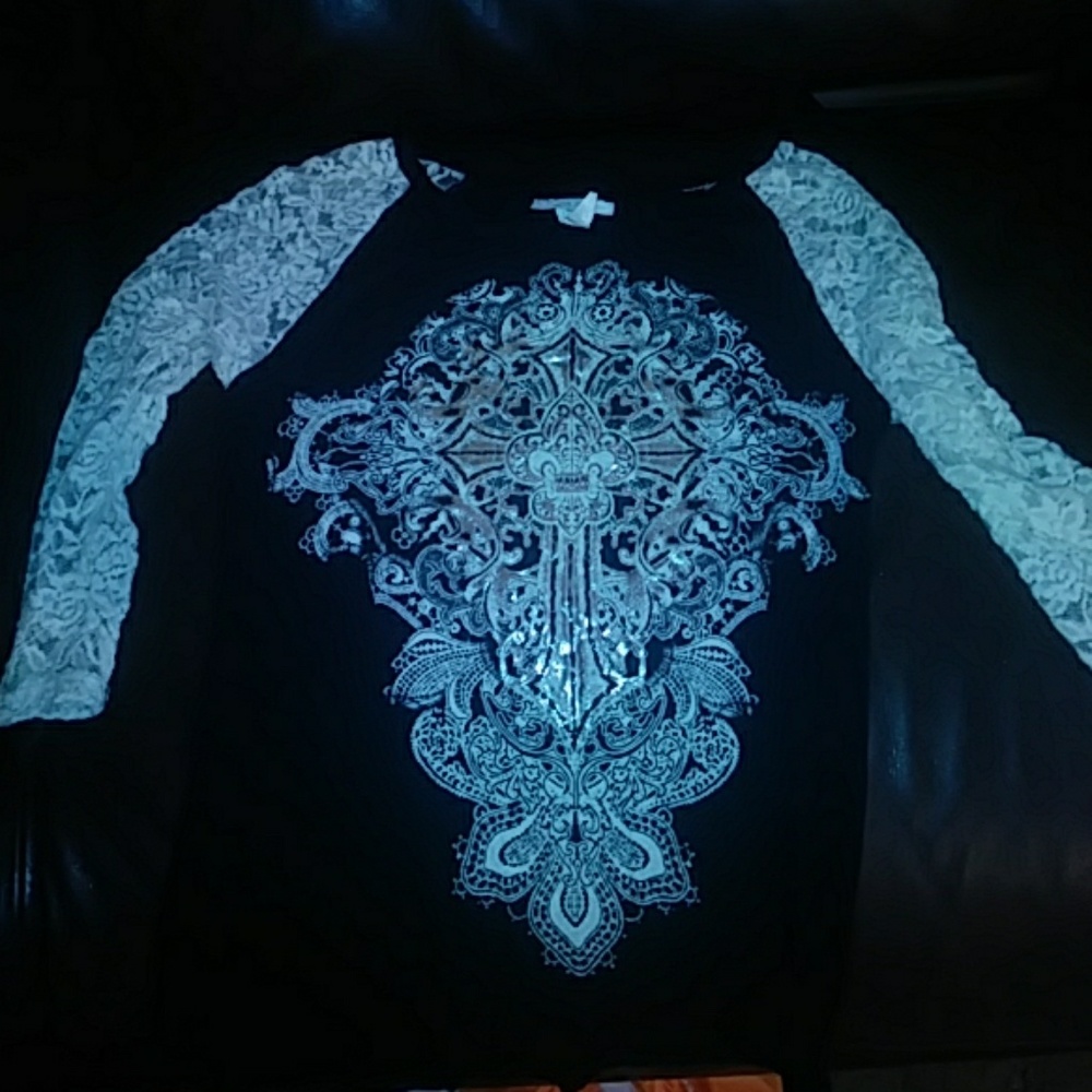 Cute quarter length lace sleeve